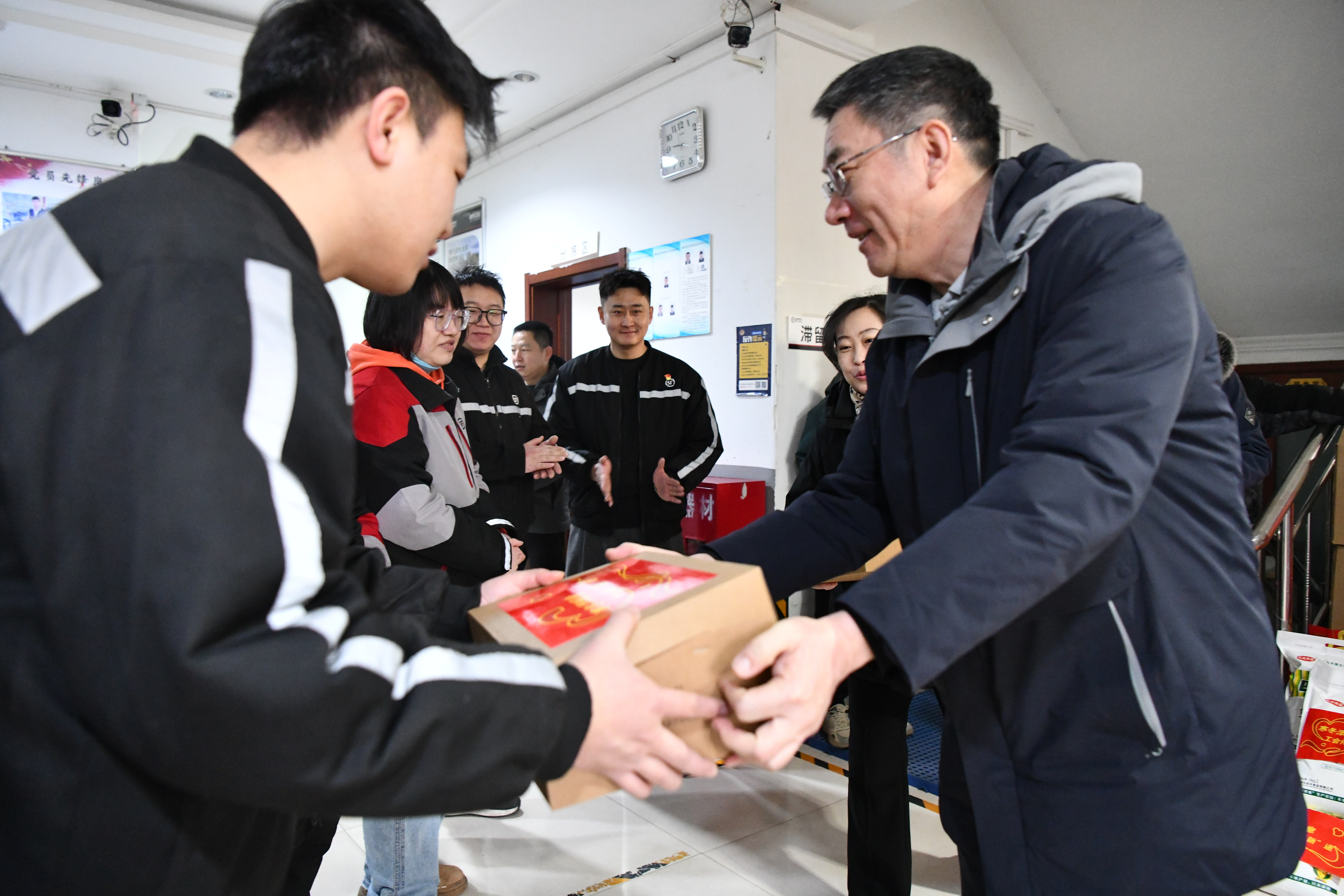 包头市委副书记、政法委书记周强深入基层慰问一线劳动者 为新就业形态职工送上冬日温暖